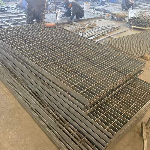 高空作業(yè)平臺專用鋼格板：安全承重設計全解析！